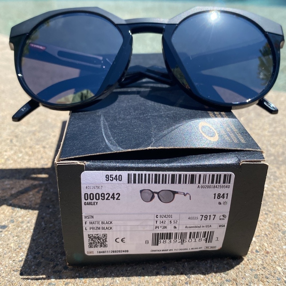Oakley sunglasses new in box never worn - Picture 5 of 8